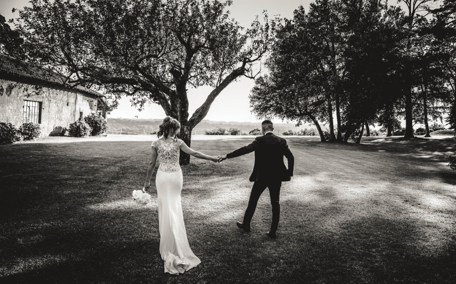 Lancio Wanderlust - idea di posa creativa per coppie per il servizio fotografico