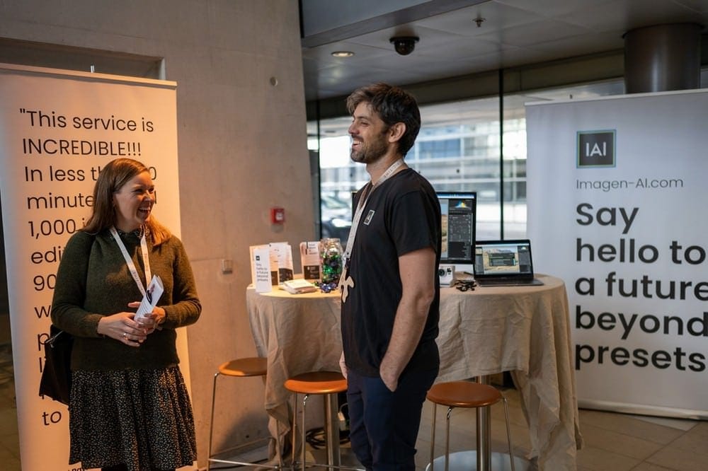 O CEO da Imagen, Yotam, conversando com os visitantes do evento de fotografia "Way Up North"