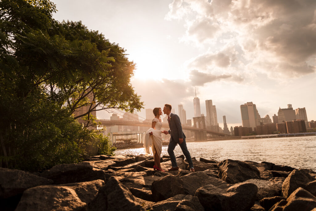 Um casal de noivos ao ar livre durante o golden hour do portfólio de fotografia de casamento de Susan Stripling