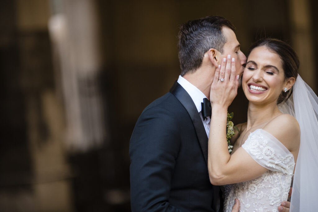 Uma foto de Casal se Beijando do portfólio de fotografia de casamento de susan stripling 