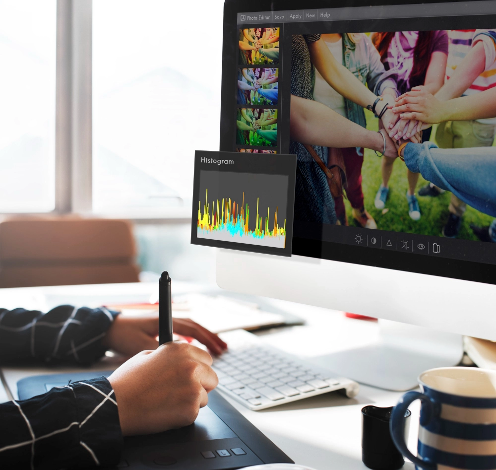 길고 지루한 수동 비디오 색 보정 과정 중인 비디오그래퍼